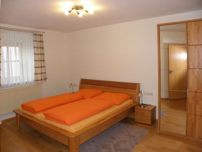 gillingerhof-ferienwohnungen-rollstuhlgerecht-bayern-schlafzimmer-400